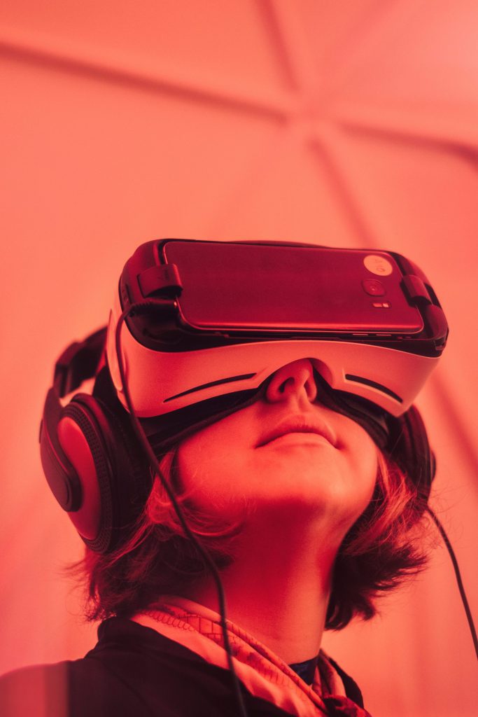 In het curriculum van basis- en voortgezet onderwijs en ook in dat van de lerarenopleidingen neemt digitalisering nog een zeer beperkte positie in. Lessen uit twee Deense pilots.