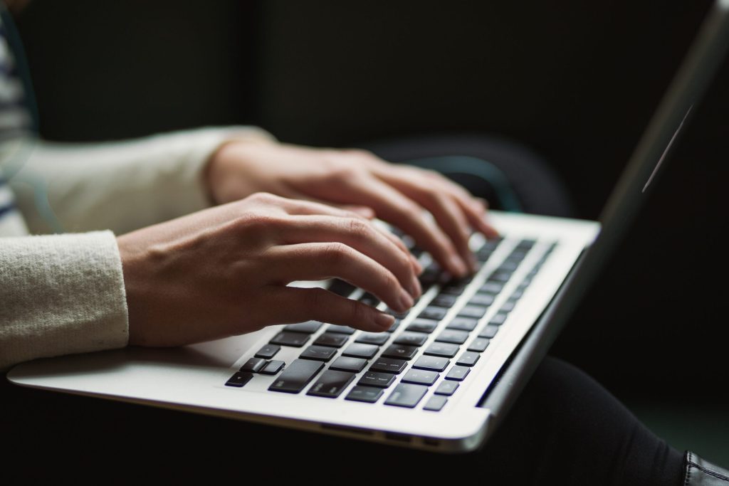 Digitalisering in het onderwijs raakte in een stroomversnelling. Veel ethische en maatschappelijke vragen zijn vooralsnog onbeantwoord. Bart Karstens stipt enkele aandachtspunten aan.
