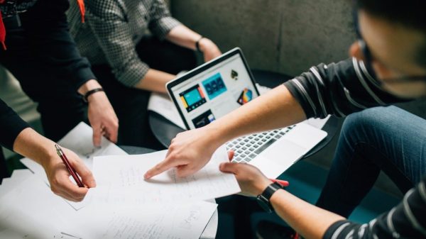 succesvolle implementatie van blended learning vergt een bewuste instellingsbreed gedragen benadering.