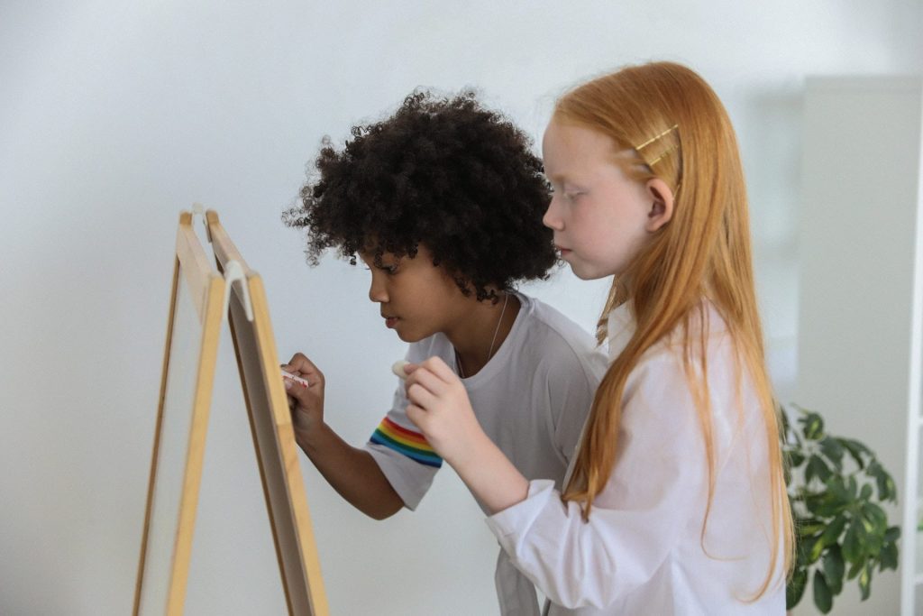 Interetnisch contact en diversiteitsnormen in de klas. Nationale verbondenheid bij leerlingen in de basisschoolleeftijd en de rol van de leerkracht in deze.