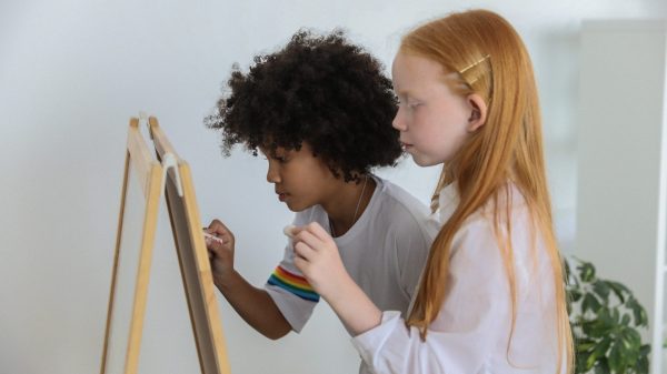 Interetnisch contact en diversiteitsnormen in de klas. Nationale verbondenheid bij leerlingen in de basisschoolleeftijd en de rol van de leerkracht in deze.