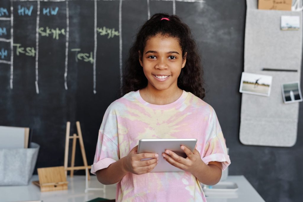 Digitale geletterdheid versneld invoeren, los koppelen van de curriculum.nu discussie