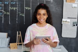 Digitale geletterdheid versneld invoeren, los koppelen van de curriculum.nu discussie